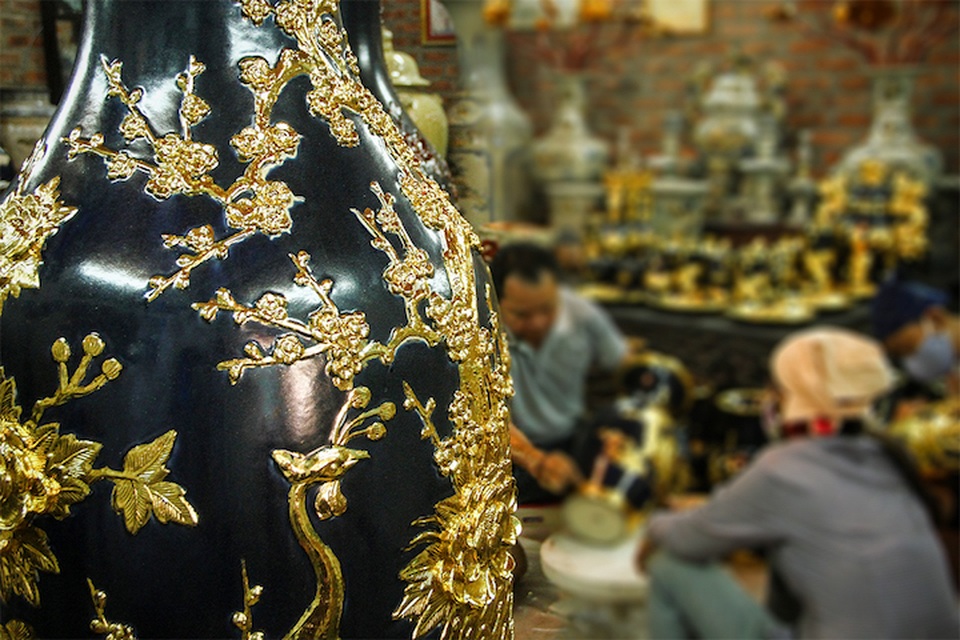 Bộ đồ thờ “Danh Gia Vọng Tộc” độc nhất vô nhị - 2
Hoạ tiết hoa văn được đắp nổi hoàn toàn theo phương pháp thủ công và được phủ vàng 9999.