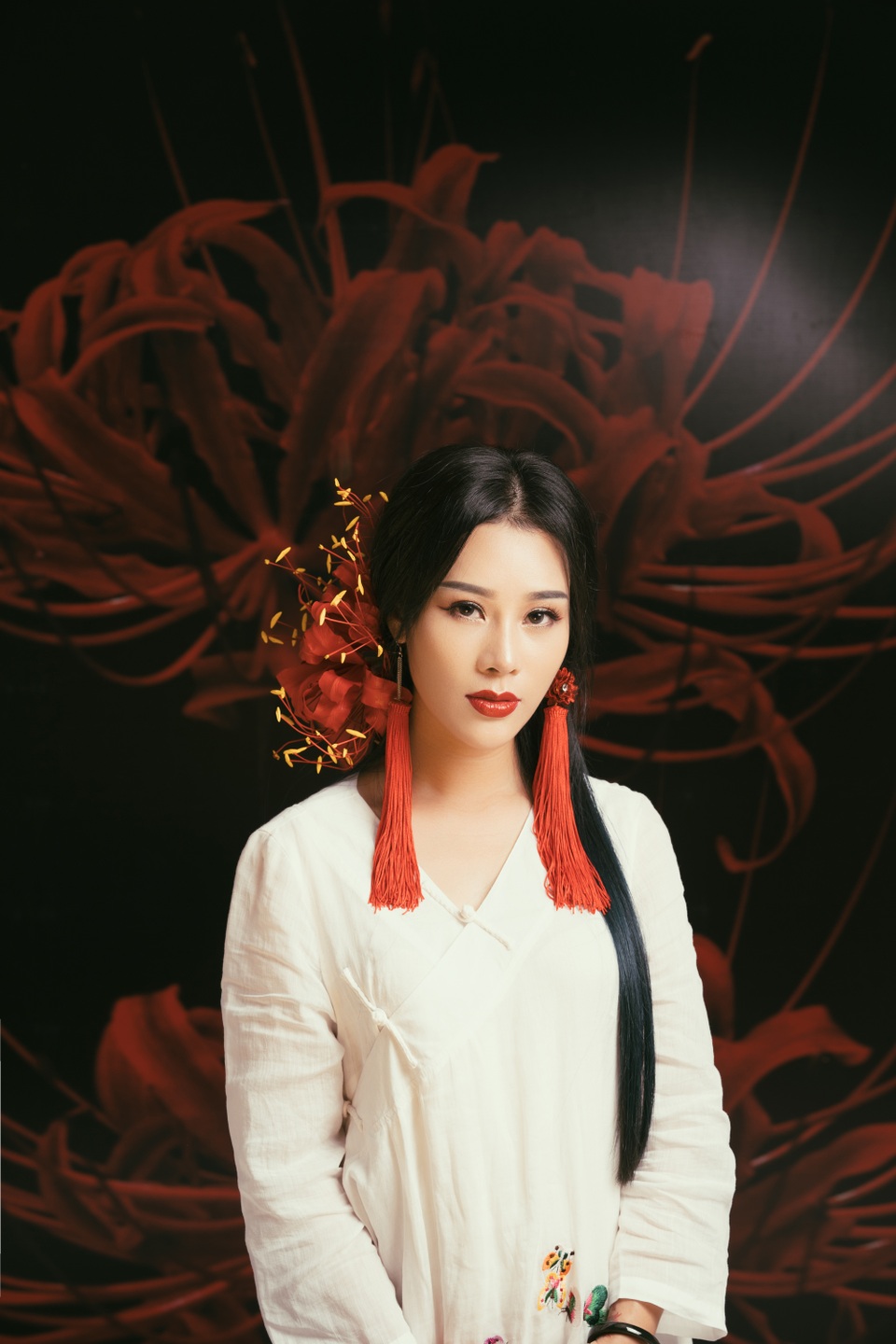 Vợ NSƯT Việt Hoàn gây sốt khi hoá nhân vật trong phim cổ trang ma mị - 3 Truyền thuyết về hoa bỉ ngạn đỏ chính là chất xúc tác khiến Hoa Trần cover lẫn viết lại lời ca khúc trong phim Tam sinh tam thế thập lý đào hoa.