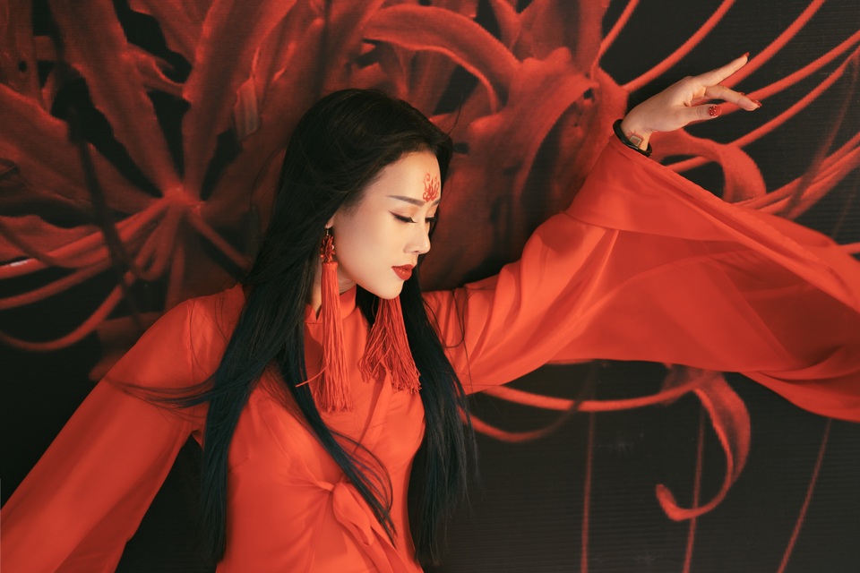 Vợ NSƯT Việt Hoàn gây sốt khi hoá nhân vật trong phim cổ trang ma mị - 5 Vợ NSƯT Việt Hoàn gây sốt khi hoá nhân vật trong phim cổ trang ma mị - 5