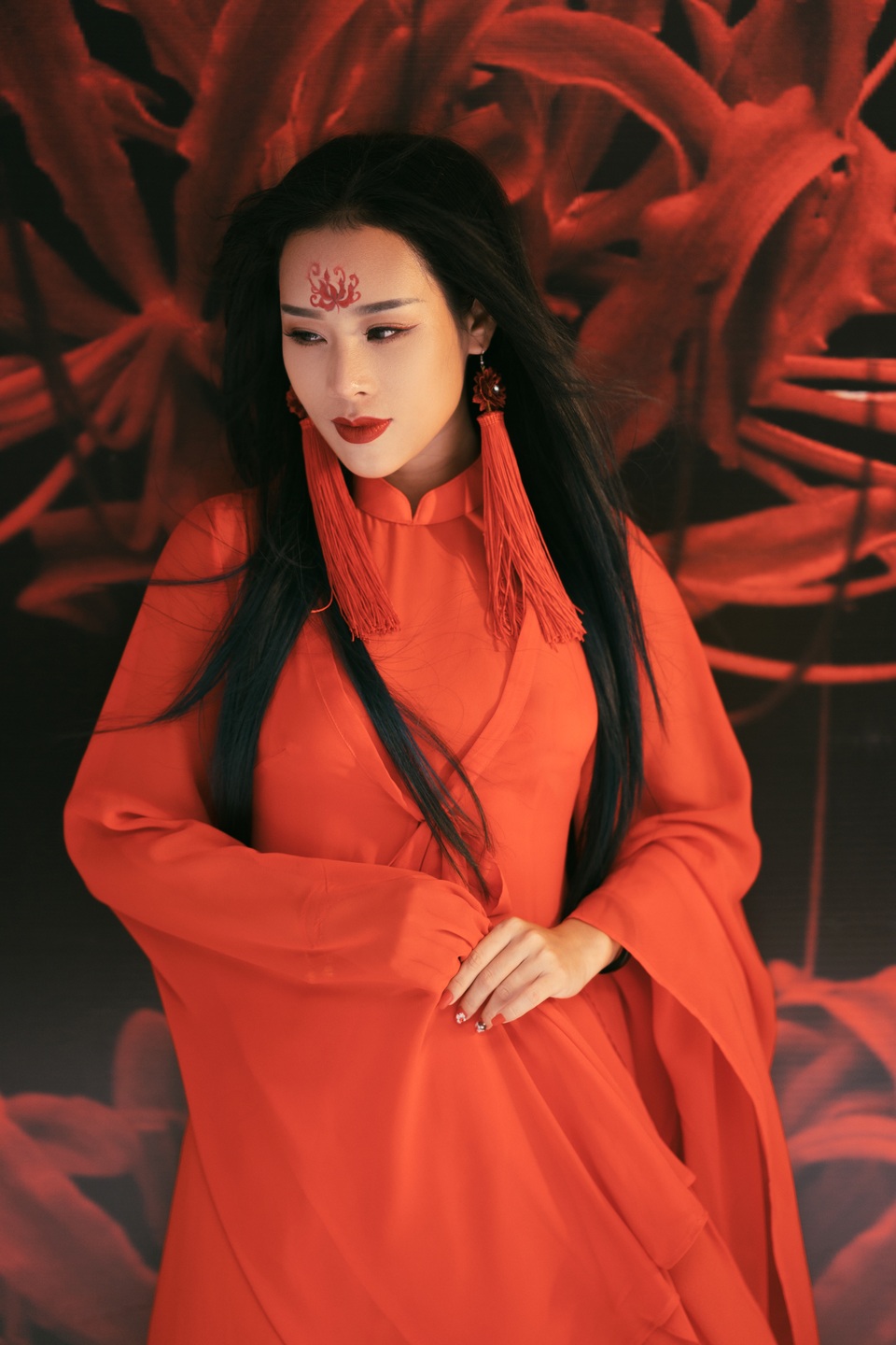 Vợ NSƯT Việt Hoàn gây sốt khi hoá nhân vật trong phim cổ trang ma mị - 4 Nhìn vào những hình ảnh này không ai nghĩ Hoa Trần chỉ là mô phỏng cách tạo hình của nhân vật trong phim.