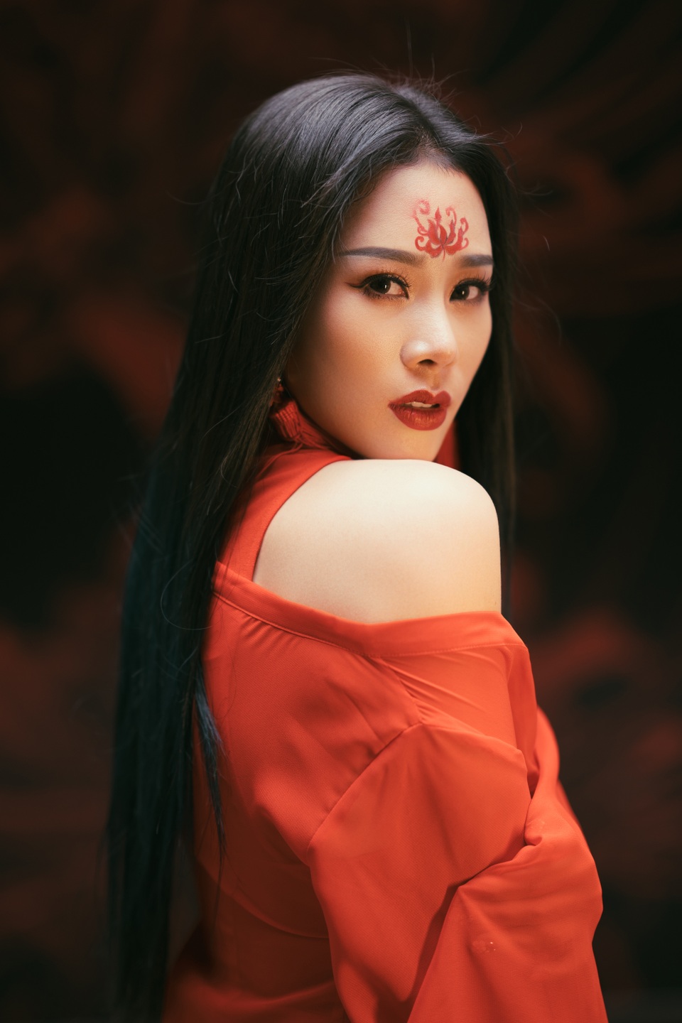 Vợ NSƯT Việt Hoàn gây sốt khi hoá nhân vật trong phim cổ trang ma mị - 6 Dù đã là bà mẹ 3 con nhưng Hoa Trần luôn khiến người khác phải ghanh tỵ về độ trẻ trung.