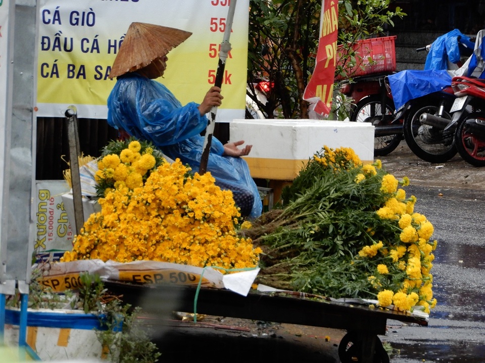 Thị trường Tết Đoan Ngọ "đìu hiu" - 4 Hoa tươi...