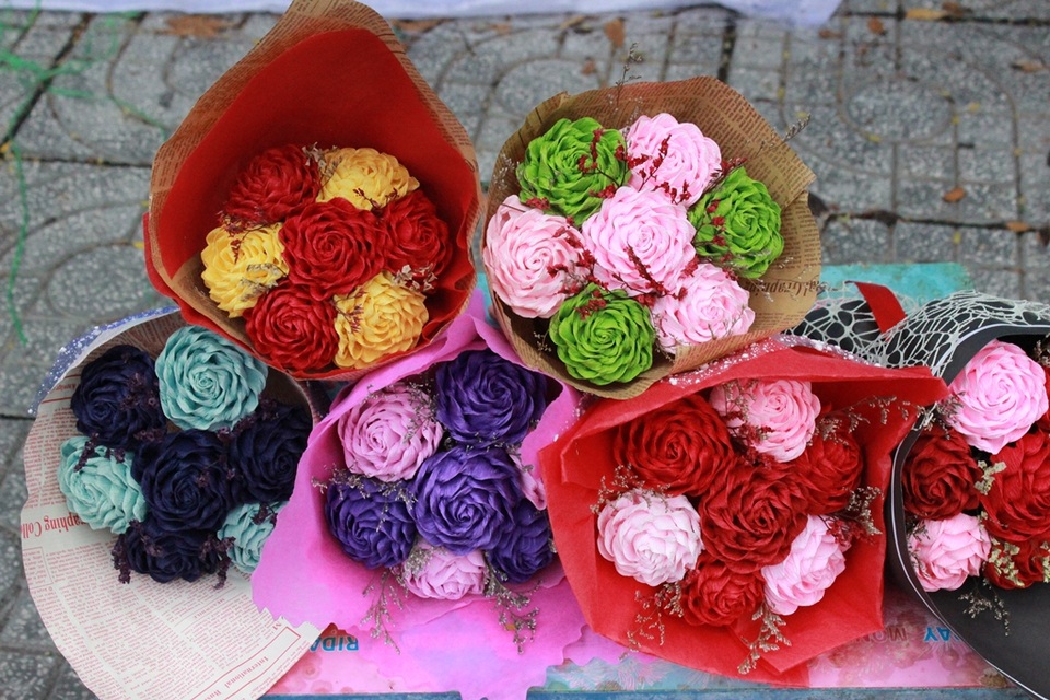 Hoa giấy cũng đẹp và độc đáo trên phố