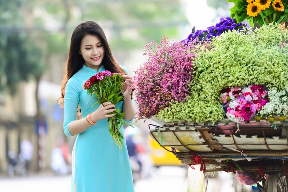 Thiếu nữ Lào khoe sắc trên con đường tím màu hoa ban Hà Nội - 2 Thiếu nữ Lào khoe sắc trên con đường tím màu hoa ban Hà Nội - 2