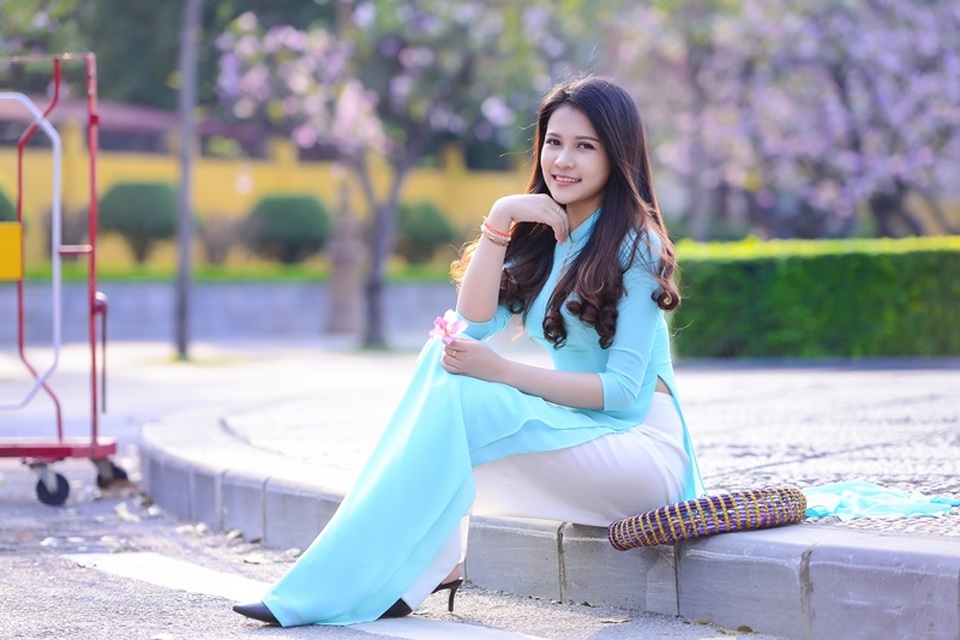 Thiếu nữ Lào khoe sắc trên con đường tím màu hoa ban Hà Nội - 12 Thiếu nữ Lào khoe sắc trên con đường tím màu hoa ban Hà Nội - 12