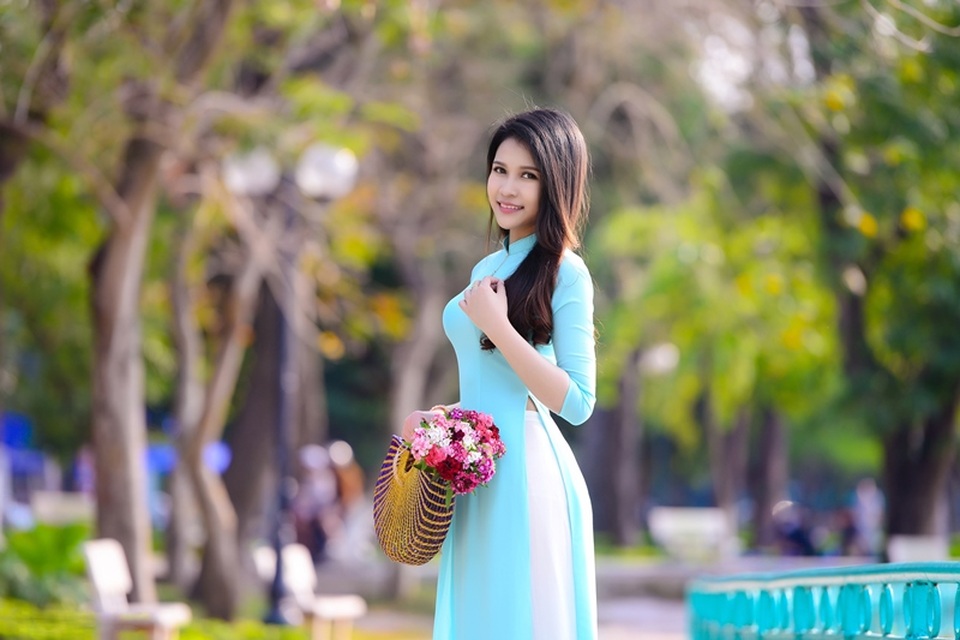Thiếu nữ Lào khoe sắc trên con đường tím màu hoa ban Hà Nội - 5 Thiếu nữ Lào khoe sắc trên con đường tím màu hoa ban Hà Nội - 5