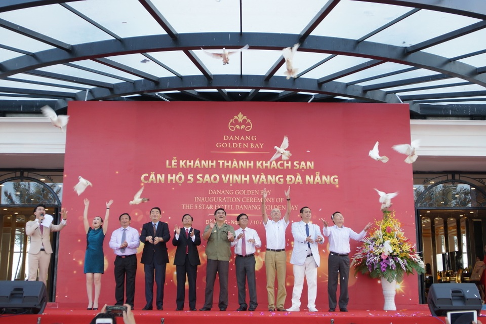 Ông chủ khách sạn dát vàng lớn nhất Việt Nam là ai? - 2 Chim bồ câu - biểu tượng hòa bình được thả tại Lễ khánh thành Tổ hợp căn hộ khách sạn Hòa Bình Green Đà Nẵng.