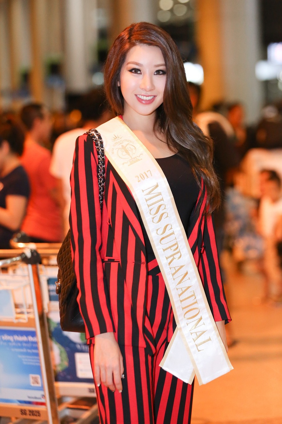 Hoa hậu Siêu quốc gia 2017 gây tranh cãi Jenny Kim bất ngờ đến Việt Nam - 2 Hoa Hậu Jenny Kim diện trang phục đơn giản nhưng thu hút sự chú ý với gương mặt rạng rỡ, xinh đẹp, cô rất háo hức trong chuyến đi này bởi cô ấn tượng về phong cách, văn hóa của Việt Nam qua lời giới thiệu của Hoa Hậu Hải Dương.
