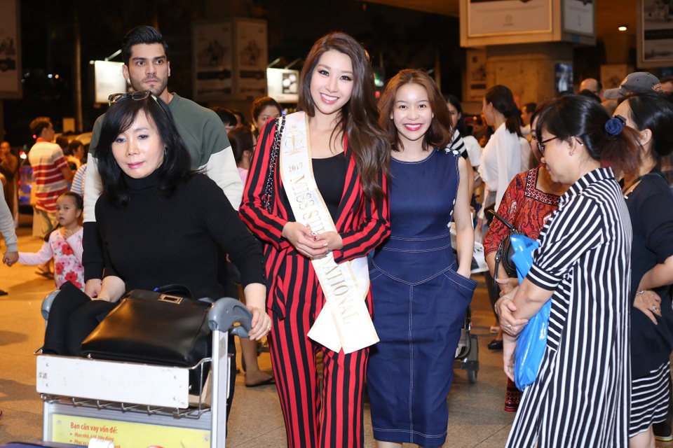 Hoa hậu Siêu quốc gia 2017 gây tranh cãi Jenny Kim bất ngờ đến Việt Nam - 4 Hoa Hậu Hải Dương có mặt từ sớm để đón hai người bạn của mình đến thăm Việt Nam.