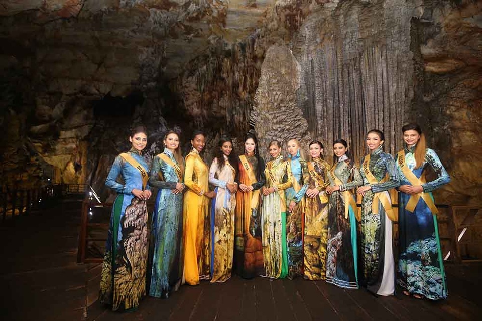 Tại hang động, ngoài việc khám phá, tham quan, một số người đẹp còn có cơ hội thực hiện phần thi photoshoot với áo dài - một trong những biểu tượng thời trang của Việt Nam.