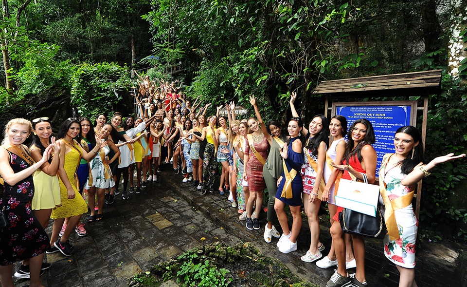 Để chuẩn bị cho chuyến đi, các người đẹp đã lựa chọn cho mình những bộ trang phục phù hợp với những hoạt động ngoài trời.