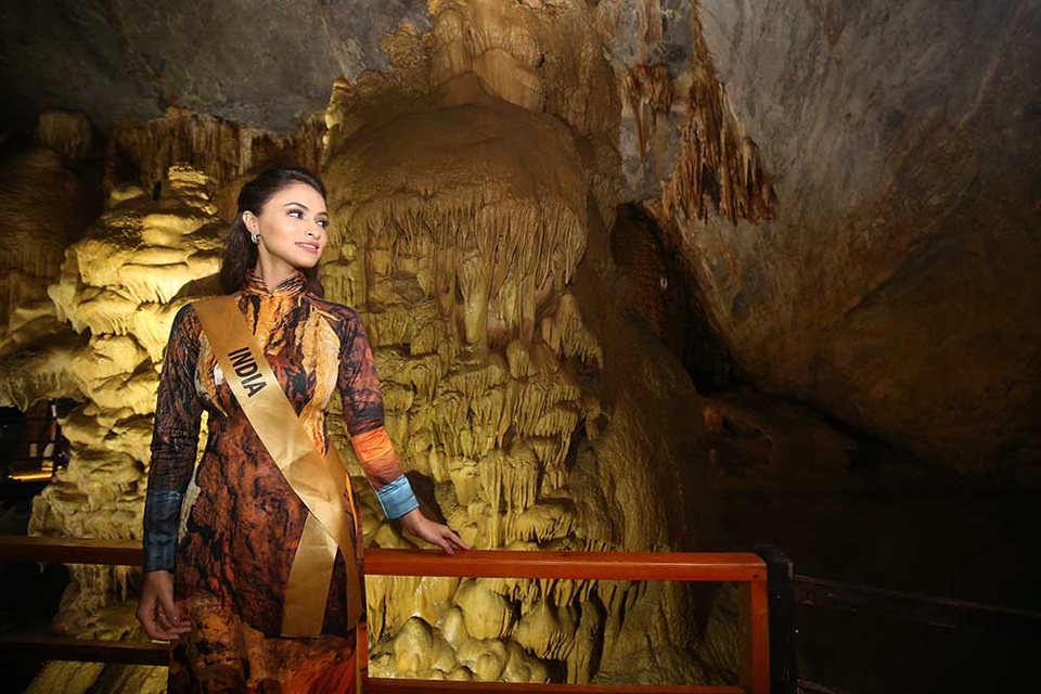 Đại diện nhan sắc đến từ Ấn Độ cũng hào hứng cho biết, cô không hề thấy mệt mỏi mà ngược lại cảm thấy vô cùng phấn khích khi được tham quan động Thiên Đường. Mọi người reo hò và cổ vũ chúng tôi. Câu biểu ngữ: “Bạn có thể làm được” như tiếp thêm sức mạnh cho những cô gái tay yếu chân mềm. Điều đó thật tuyệt vời. Tôi nhận thấy động Thiên Đường rất đẹp, tôi cảm thấy có sự quen thuộc và gắn kết với quê hương mình. Thật hãnh diện và tự hào khi có mặt tại nơi đây.