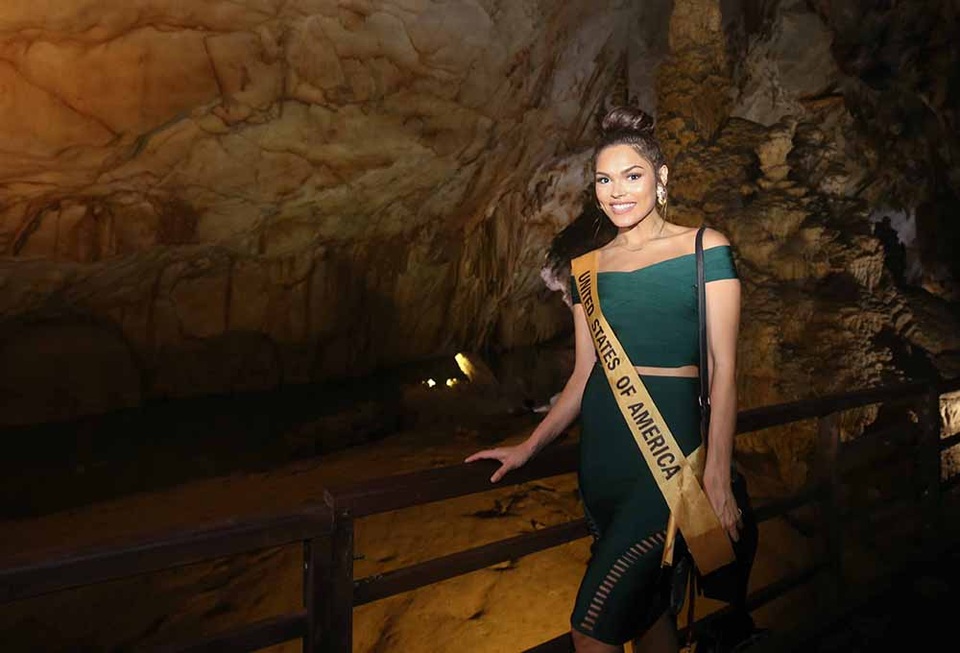 Để đến động Thiên Đường, các người đẹp phải vượt qua 524 bậc thang để đến được miệng hang động.