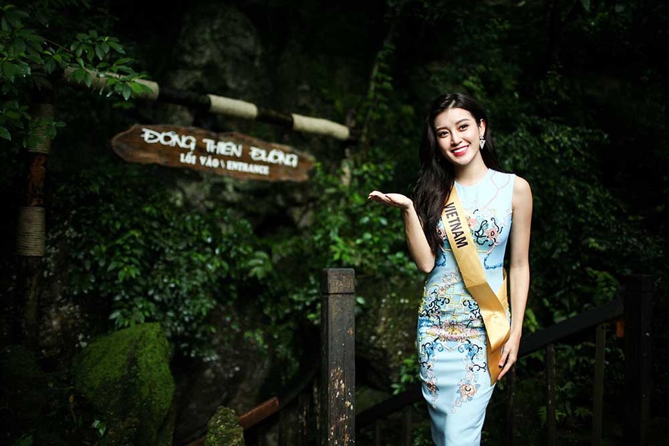 Nàng Á hậu xinh đẹp lựa chọn gu trang điểm theo tông tự nhiên, mái tóc dài được uống nhẹ, cùng làn da trắng đã trở thành tiêu điểm trong ngày hoạt này.