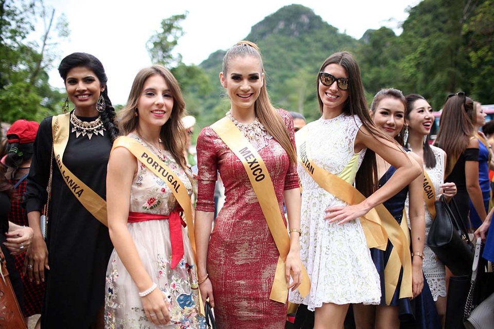 Những bộ trang phục khỏe khắn nhưng cũng không kém phần thời trang, giúp các cô gái vô cùng nổi bật và thu hút rất nhiều sự chú ý của mọi người khi vừa đặt chân đến khu vực động Thiên Đường.