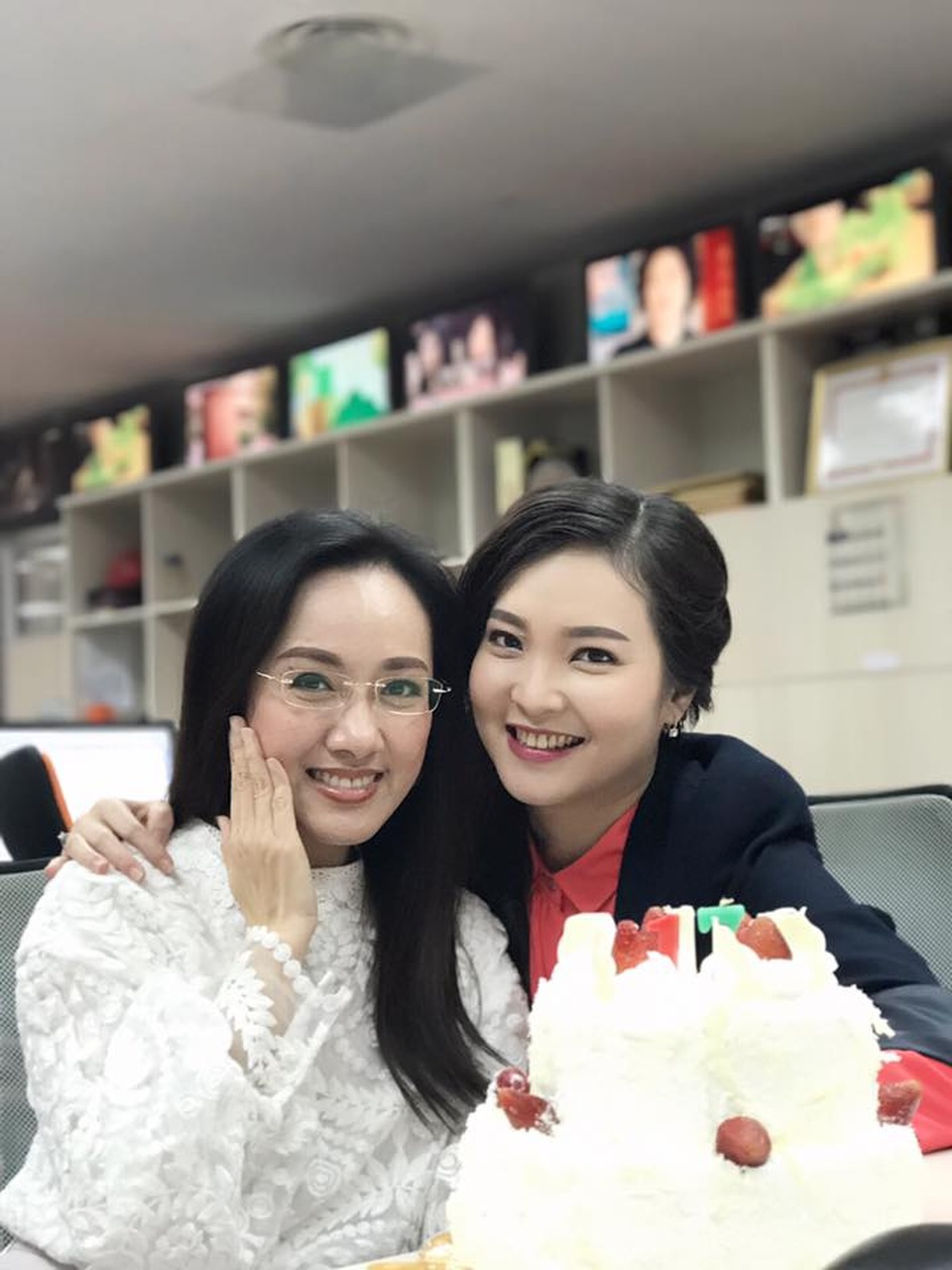 BTV Hoài Anh cười tít mắt, đón sinh nhật "nổi loạn" bên Xuân Bắc - 7 Hoài Anh cười tươi hết cỡ bên những người đồng nghiệp cùng phòng cùng chiếc bánh gato đánh dấu tuổi mới.