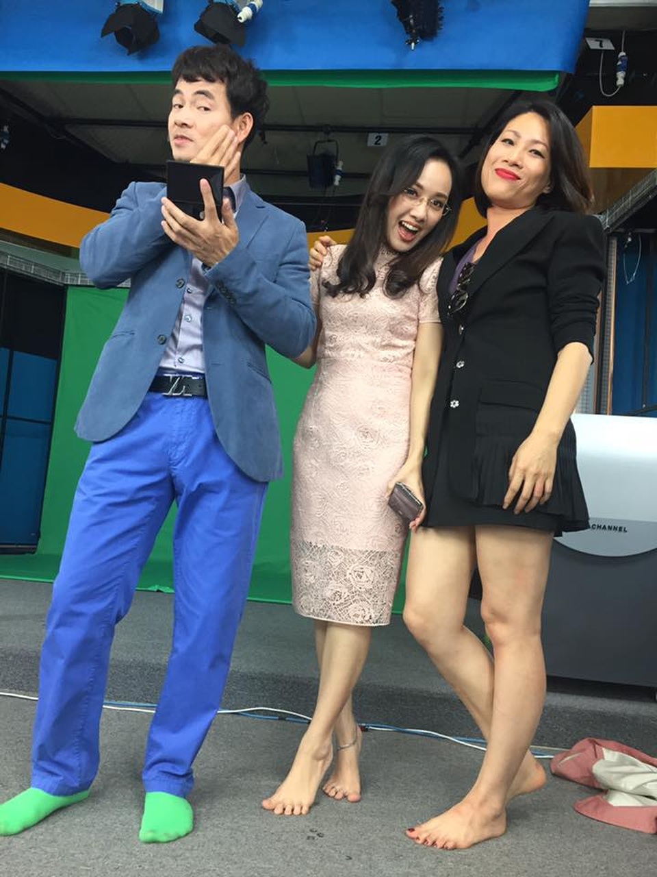 BTV Hoài Anh cười tít mắt, đón sinh nhật "nổi loạn" bên Xuân Bắc - 4 Phút nhí nhảnh của nữ BTV sinh năm 1980 bên nghệ sĩ Xuân Bắc.