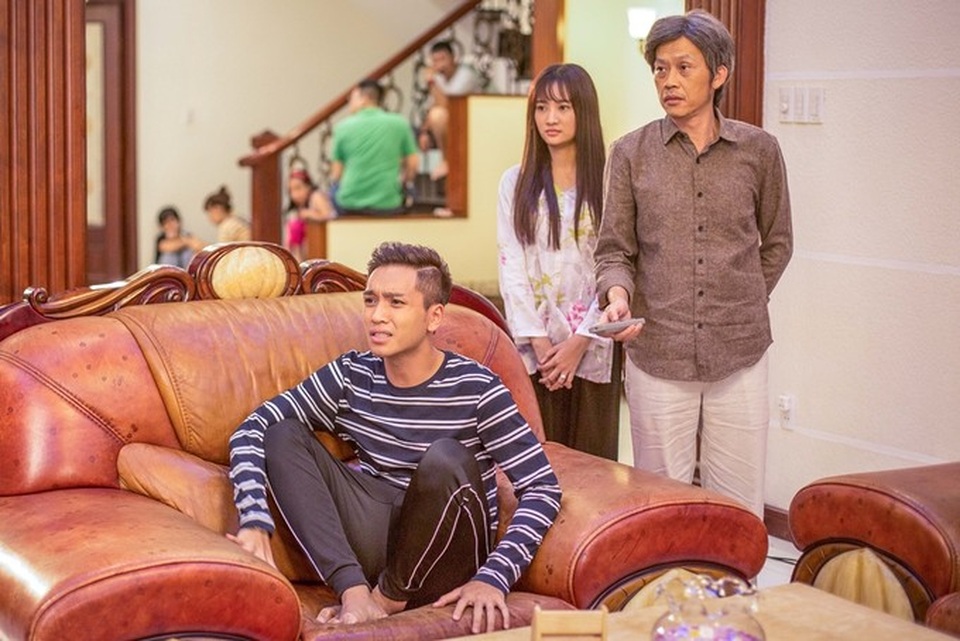 Nhà sản xuất phim Việt đang “quay lưng” với rạp chiếu mùa Tết 2018? - 2 Danh hài Hoài Linh tham gia phim Đích tôn độc đắc chiếu vào dịp tết 2018.