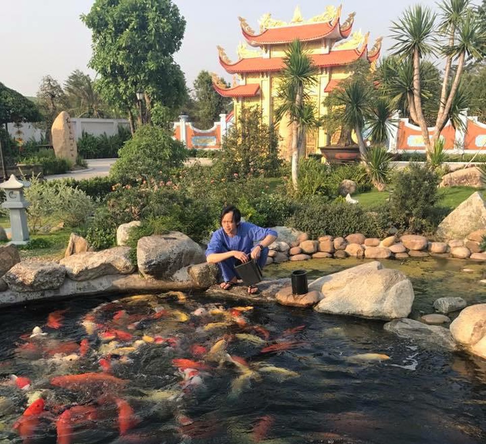 Trở về sau chuyến lưu diễn thường xuyên tại nước ngoài trong suốt khoảng thời gian qua. Giang Hồng Ngọc tung ảnh xinh tươi khi có mặt tại Sài Gòn. Cô chia sẻ ảnh đến thăm nhà thờ Tổ của Hoài Linh và chụp ảnh lúc anh cho cá ăn cùng dòng trạng thái tình cảm: “Về đến Sài Gòn là chỉ muốn đến những nơi thật yên bình như vậy để nhẹ nhàng hơn nhìn chú mà thương quá”.