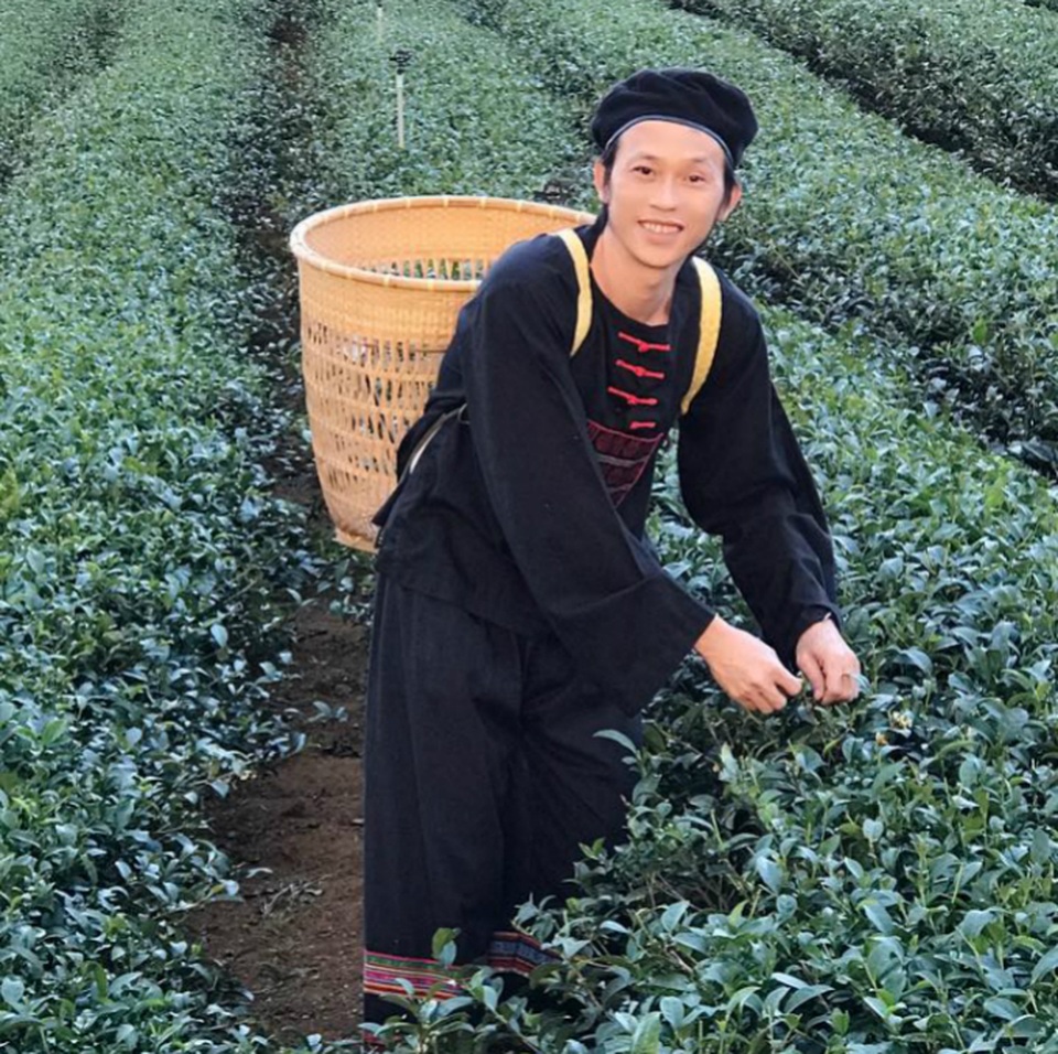 Angela Phương Trinh khoe ảnh “giường chiếu”; Trấn Thành cùng vợ "du hí" Hàn Quốc - 13 Danh hài Hoài Linh mặc đồ của đồng bào dân tộc, lên đồi hái chè. Anh còn chia sẻ: Lên Bảo Lộc, ban ngày đi hái chè, tối đi diễn.