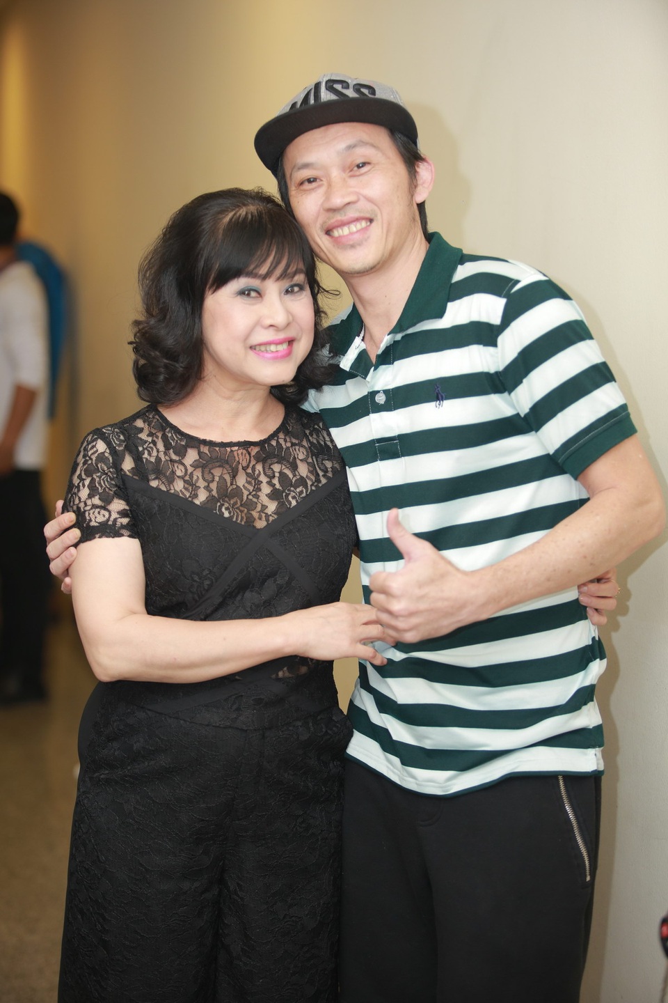 MC Thảo Vân bất ngờ diện đồ bà ba sặc sỡ, khoe giọng hát “ngọt lịm” - 7 Tối qua, danh hài Hoài Linh cũng xuất hiện trong hậu trường với bộ cánh rất đỗi xì tin. Anh tham gia chương trình một tiểu phẩm hài và ngẫu hứng hát tặng khán giả ca khúc Hàn Mạc Tử.