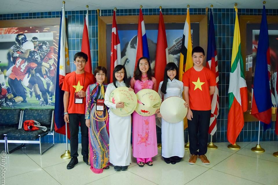 
Hoài Anh (thứ 5 từ trái sang) là một trong 4 đại diện trẻ Việt Nam tham dự SEAYLP 2015 tại Hoa Kỳ.
