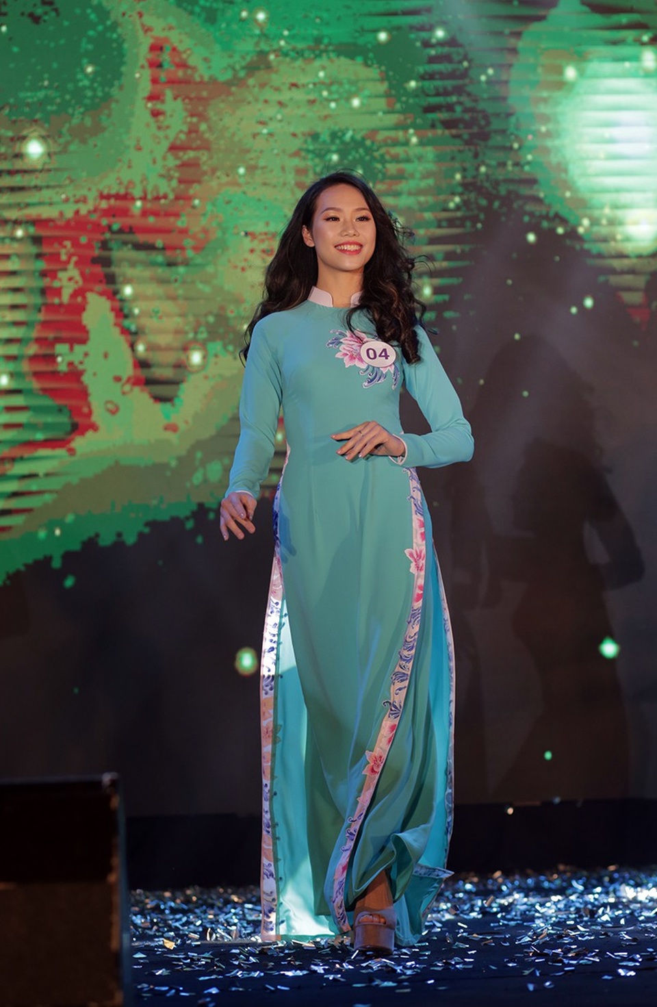 Ngắm hình thể nóng bỏng của tân hoa khôi ĐH Ngoại thương - 3 Ngắm hình thể nóng bỏng của tân hoa khôi ĐH Ngoại thương - 3