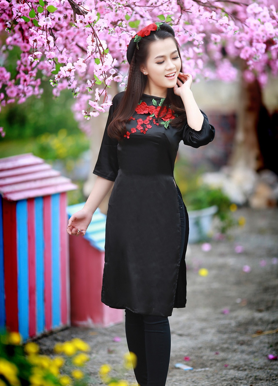 Dàn hoa khôi lộng lẫy trong trang phục áo dài đón Xuân - 8
Thu Thảo luôn nhiệt tình trong các công việc thiện nguyện, năm thì giúp các đồng bào miền cao, lúc thì phát cơm và hỗ trợ cho các bệnh nhân tại Viện Huyết học Trung ương