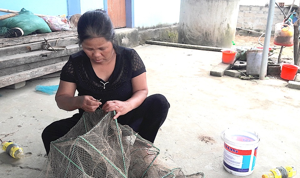 Lênh đênh phận đời vạn chài bên dòng sông Lam - 1
Bà Điểm sửa sang từng giỏ chài - công cụ “câu cơm” duy nhất của gia đình.