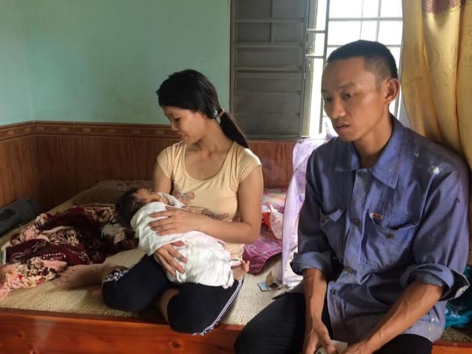 Tiếng khóc ngằn ngặt của bé 3 tháng tuổi mang nhiều căn bệnh quái ác - 2 Nỗi đau của vợ chồng anh Thịnh, chị Hoài khi đứa con gái tội nghiệp của mình mắc bệnh hiểm nghèo nhưng không có tiền để điều trị đến nơi đến chốn