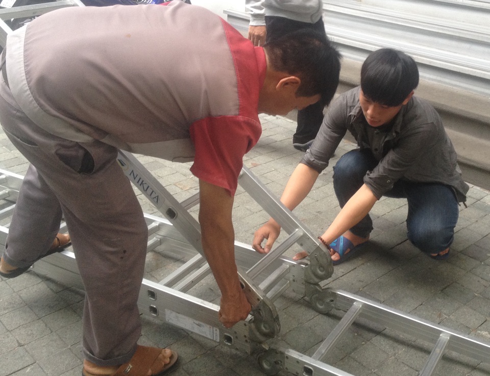 Hiện em Nhân đang đi theo các anh để học công việc bảo trì khách sạn, nơi ông Hải giới thiệu vào làm