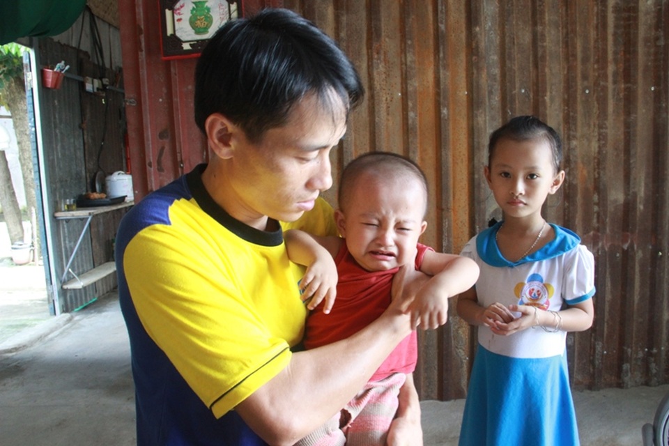 “Nhiều lúc tôi chỉ muốn chết đi cho vợ con bớt khổ !" - 6 Hai đứa con còn quá nhỏ dại, nhưng anh lại không còn khả năng lao động để nuôi con