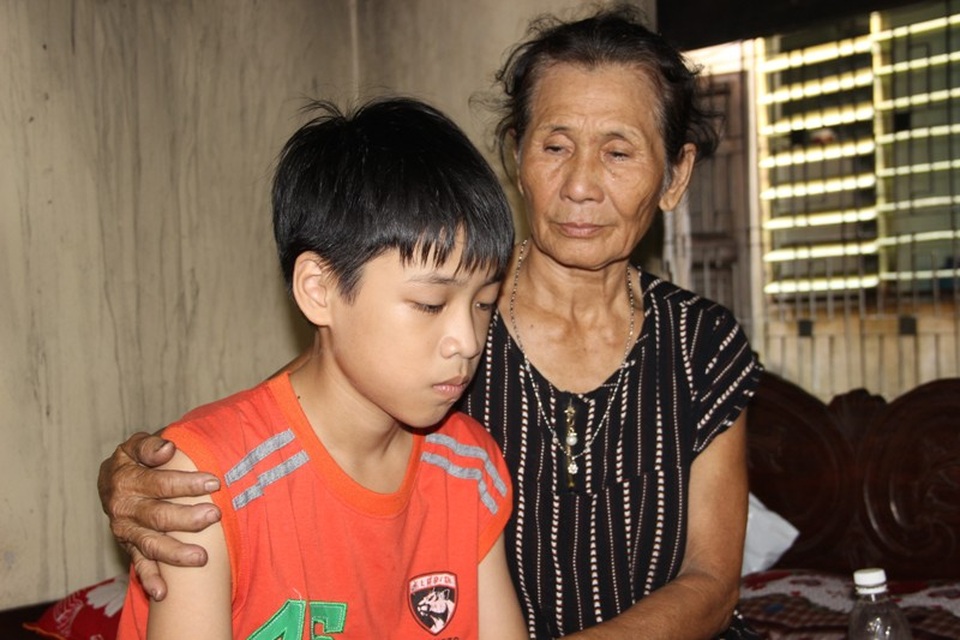 Cha mất sớm, nhà cháy rụi, 4 chị em gái khốn khó bên người mẹ bị bệnh tim - 4 Bà Hồng bên đứa cháu út đang học lớp 7