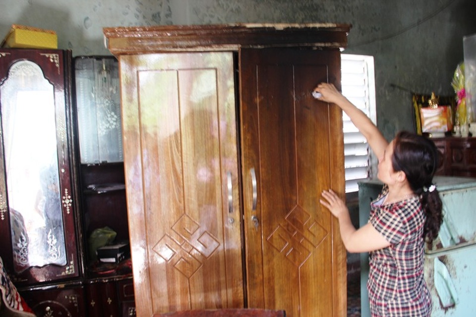 Cha mất sớm, nhà cháy rụi, 4 chị em gái khốn khó bên người mẹ bị bệnh tim - 8 Chị Hà lau dọn lại những vật dụng còn sót lại sau vụ cháy