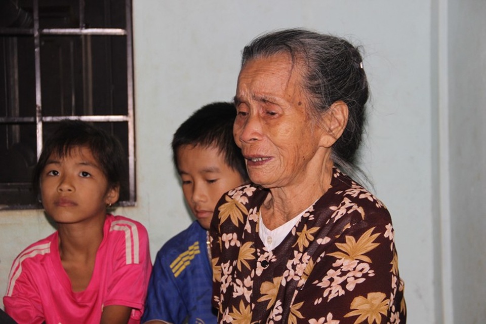 "Ba ơi, hãy tỉnh dậy, đừng bỏ chúng con mà đi lúc này !" - 2 Nước mắt người mẹ đã già rơi vì con