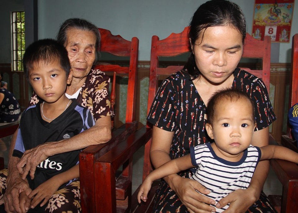 "Ba ơi, hãy tỉnh dậy, đừng bỏ chúng con mà đi lúc này !" - 8 Người mẹ của anh Cảnh đã già yếu ôm lấy đứa cháu tội nghiệp