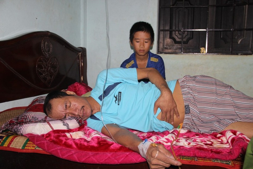 Quảng Trị: Trao hơn 14 triệu đồng đến người đàn ông nguy kịch vì bệnh ung thư phổi - 1 Anh Cảnh đang mang trên mình căn bệnh ung thư phổi giai đoạn cuối