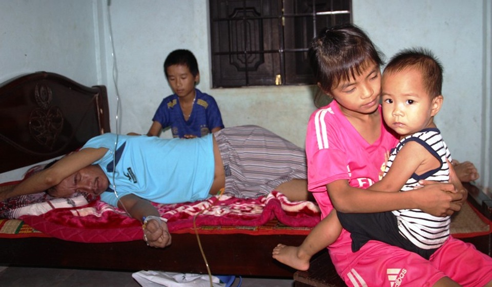 "Ba ơi, hãy tỉnh dậy, đừng bỏ chúng con mà đi lúc này !" - 7 Đứa con út của anh Cảnh, chị Lan mới được 18 tháng tuổi