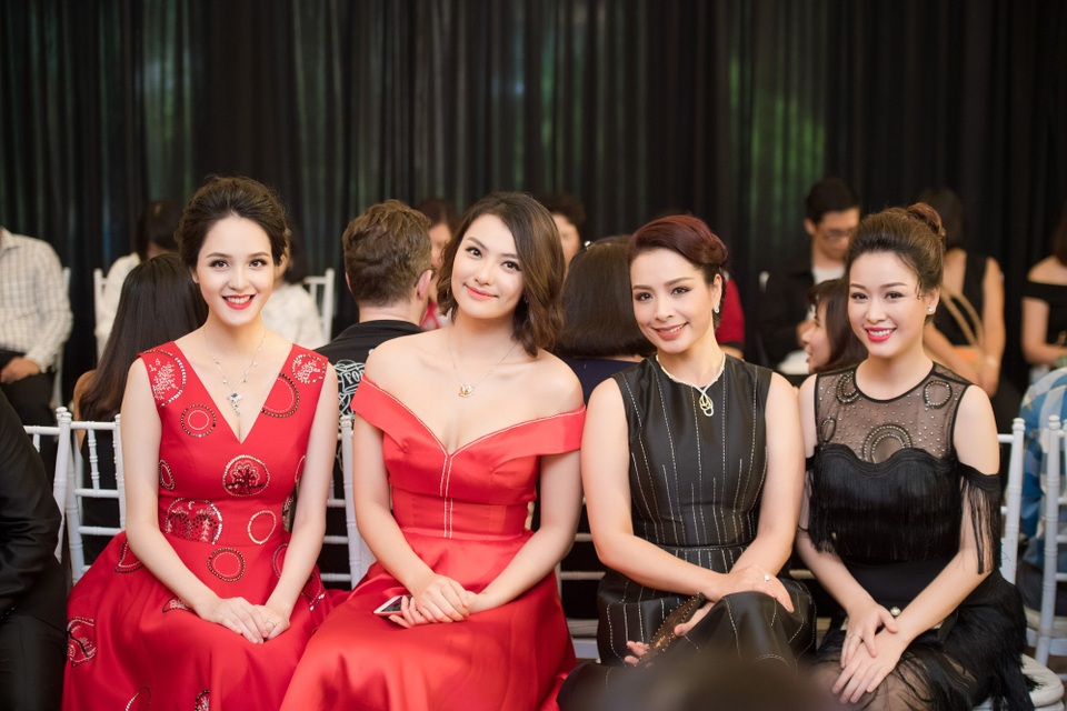 Đã lâu mới cón dịp gặp gỡ đồng nghiệp, bạn bè thân thiết, cô rất vui vẻ và trò chuyện hỏi han mọi người. Cựu người mẫu Thuý Hằng (thứ 2 từ phải sang) “chơi trội” nhất trong dàn nghệ sĩ với bộ dây và hoa tai khoảng 240 triệu đồng. Bà mẹ hai con mix trang sức hài hoà với váy đen kín đáo.