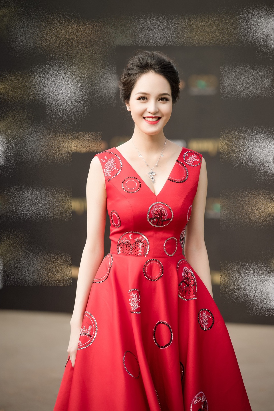 Lần đầu tiên Á hậu Hoàng Anh xuất hiện trước công chúng và đông đảo báo giới sau thời gian dài “ở ẩn” để sinh con gái đầu lòng. Cô diện bộ váy đỏ khoét ngực gợi cảm, đeo trang sức 55 triệu đồng. Cô kết hôn với ông xã Đức Anh vào tháng 3 năm nay và dần rút khỏi showbiz vì muốn làm tròn trách nhiệm của một người vợ, người mẹ. Dẫu mới sinh em bé được hơn 1 tháng nhưng Hoàng Anh khiến nhiều người bất ngờ về vóc dáng thon thả như thời son rỗi. Có người còn khen, Á hậu Việt Nam 2012 rạng rỡ, xinh đẹp hơn kể từ khi làm mẹ.