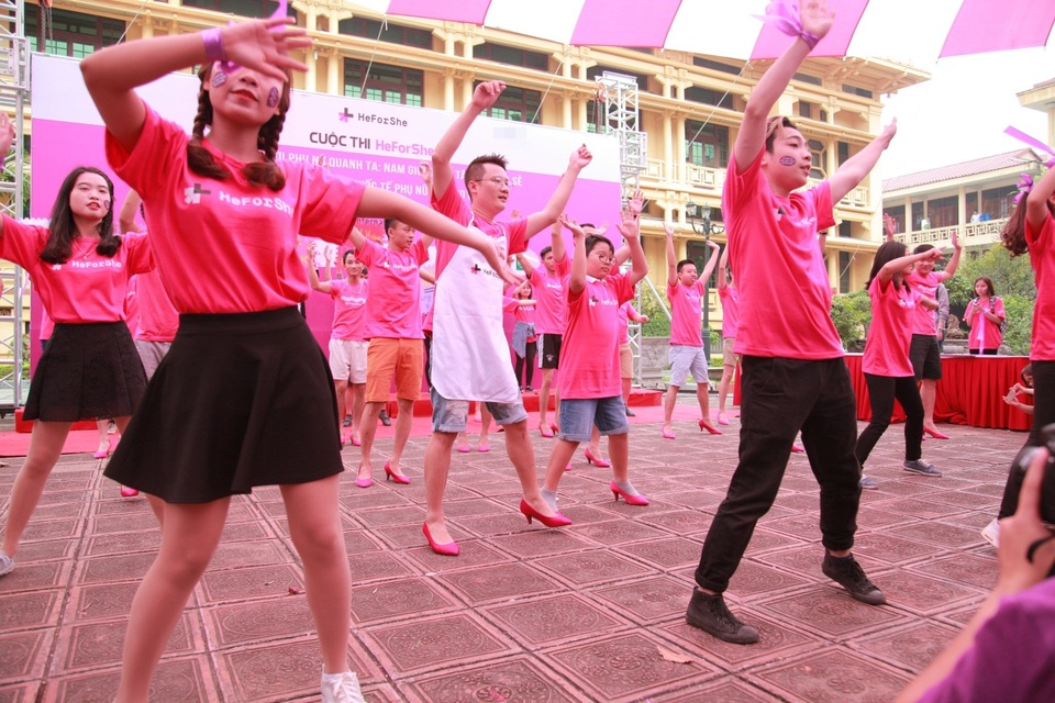 Hoàng Bách cùng con trai Tê Giác đi… giày cao gót nhảy flashmob - 10 Hoàng Bách cùng con trai Tê Giác đi… giày cao gót nhảy flashmob - 10