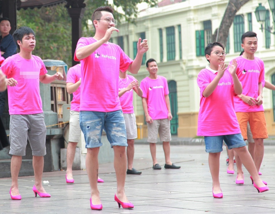 Hoàng Bách cùng con trai Tê Giác đi… giày cao gót nhảy flashmob - 9 Hoàng Bách cùng con trai Tê Giác đi… giày cao gót nhảy flashmob - 9