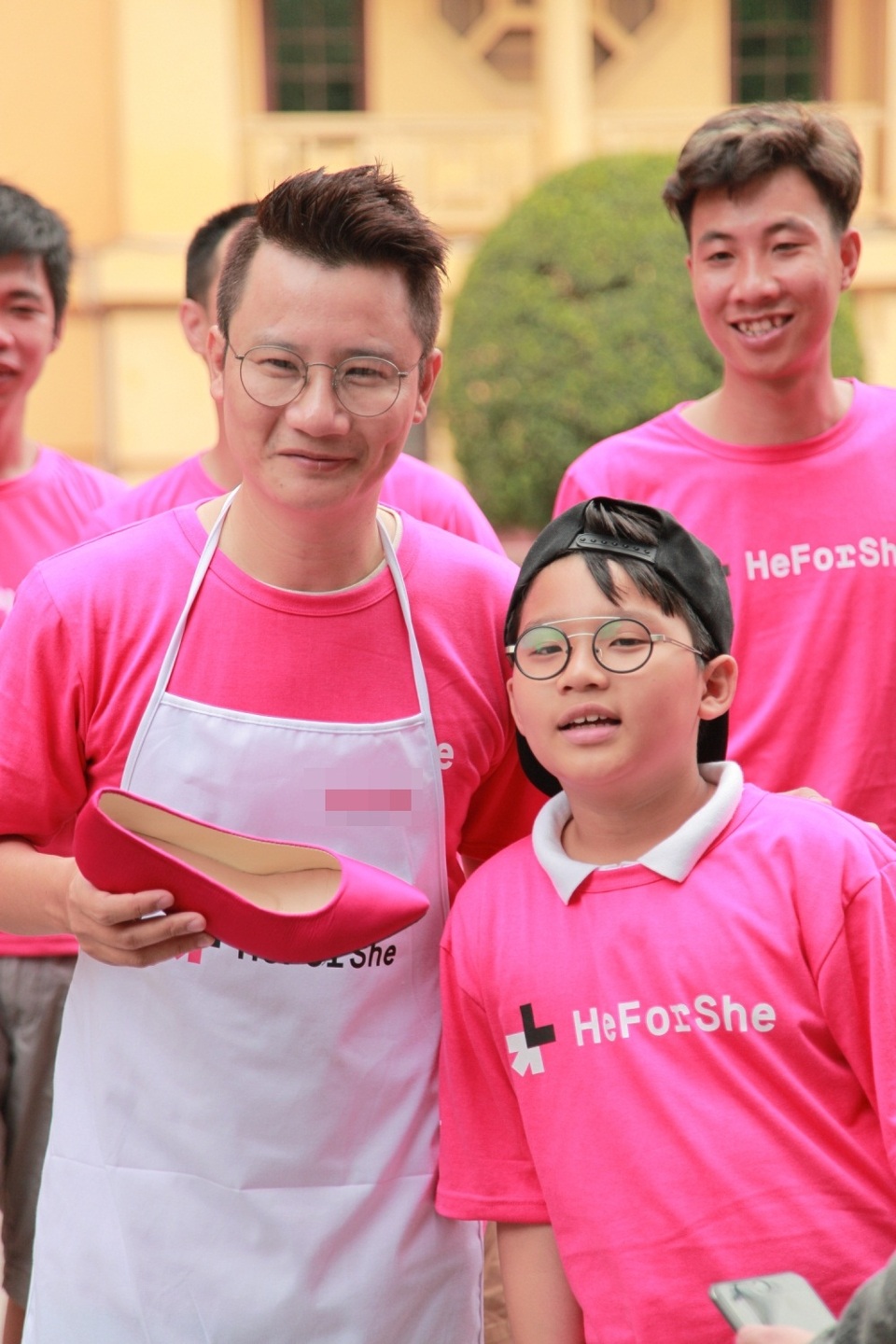 Hoàng Bách cùng con trai Tê Giác đi… giày cao gót nhảy flashmob - 1 Ca sĩ Hoàng Bách cùng con trai Tê Giác.