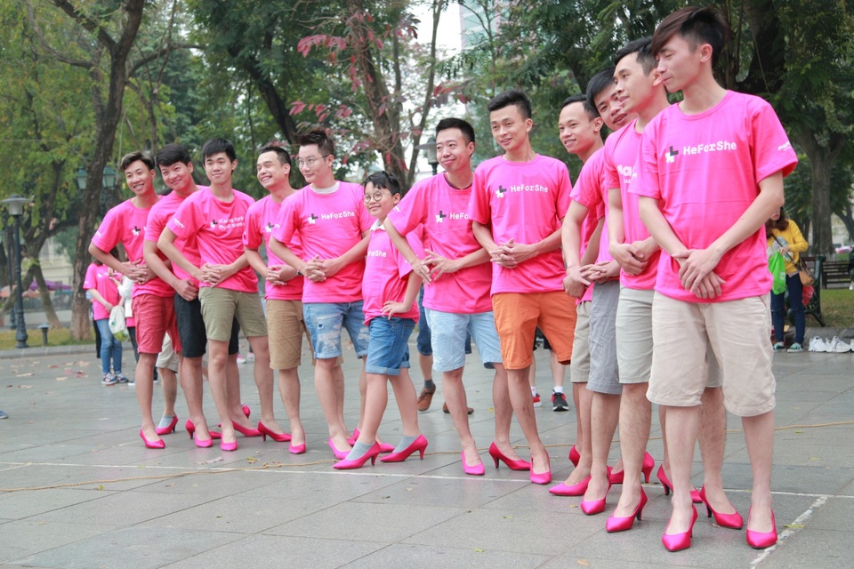 Hoàng Bách cùng con trai Tê Giác đi… giày cao gót nhảy flashmob - 11 Hoàng Bách cùng con trai Tê Giác đi… giày cao gót nhảy flashmob - 11