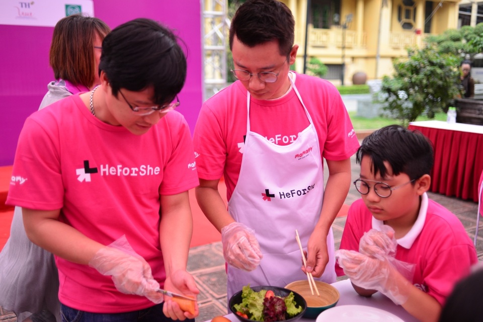 Hoàng Bách cùng con trai Tê Giác đi… giày cao gót nhảy flashmob - 4 Hoàng Bách cùng con trai tham gia nấu ăn.