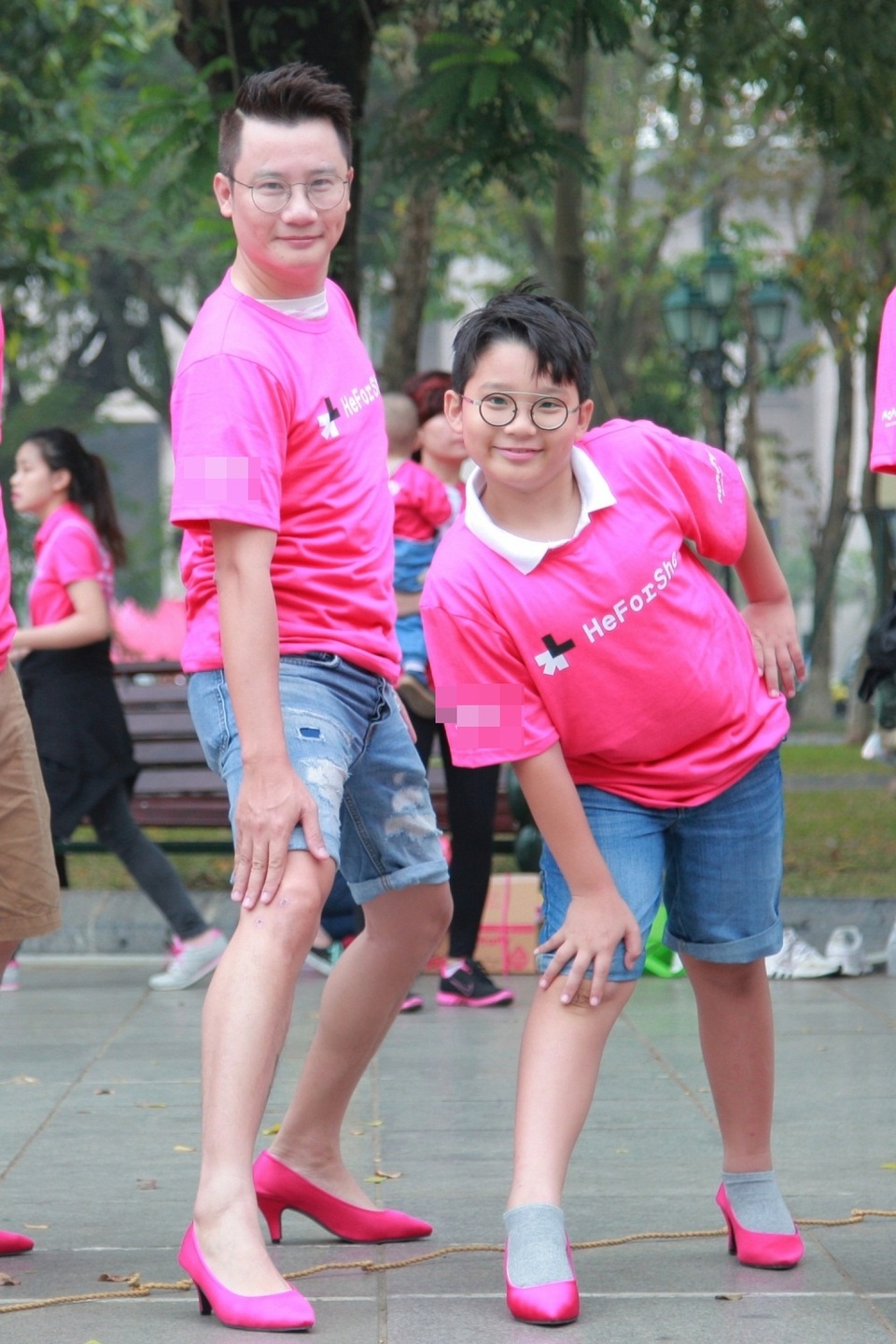 Hoàng Bách cùng con trai Tê Giác đi… giày cao gót nhảy flashmob - 3 Ấn tượng hình ảnh bố con Hoàng Bách đi giày cao gót.