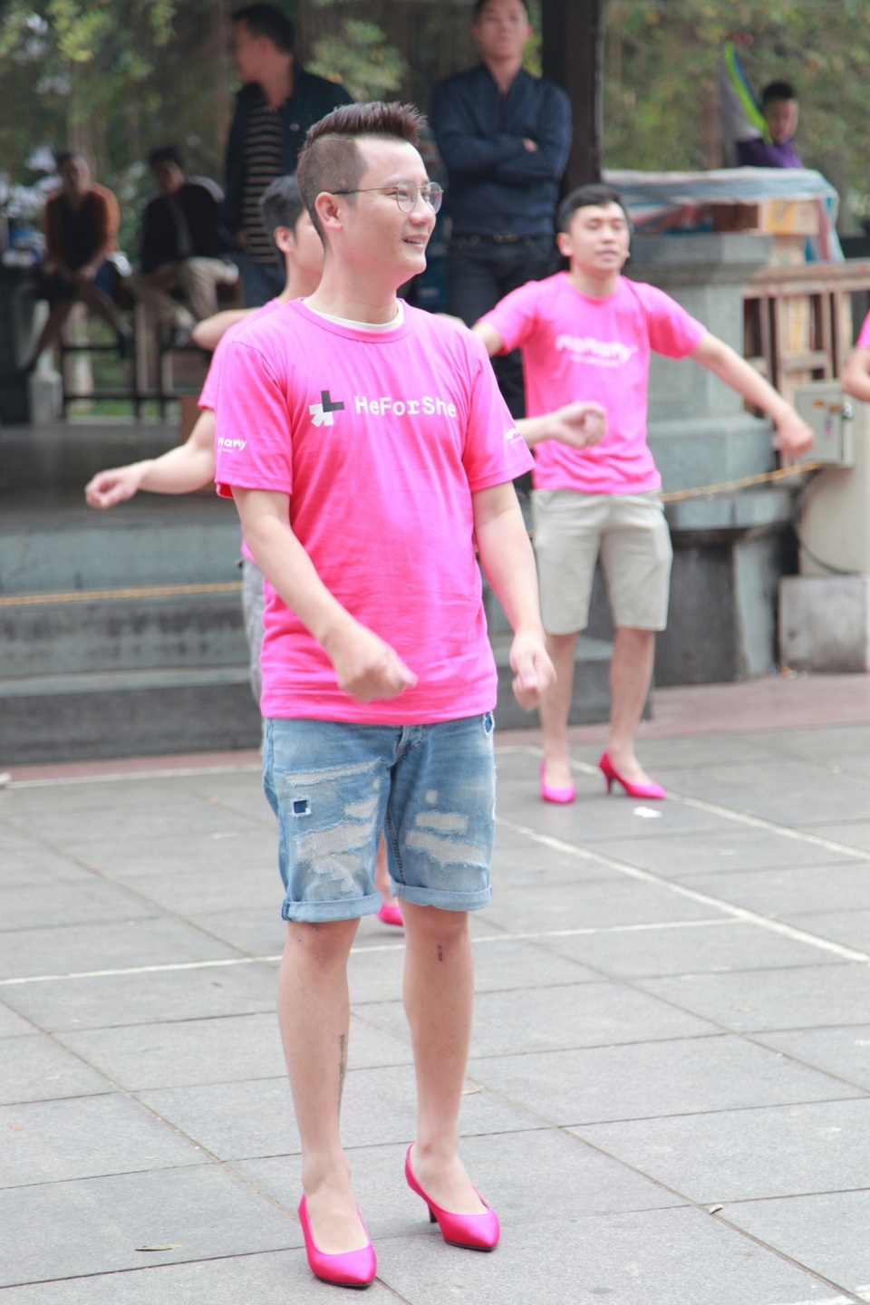 Hoàng Bách cùng con trai Tê Giác đi… giày cao gót nhảy flashmob - 7 Hoàng Bách cùng con trai Tê Giác đi… giày cao gót nhảy flashmob - 7