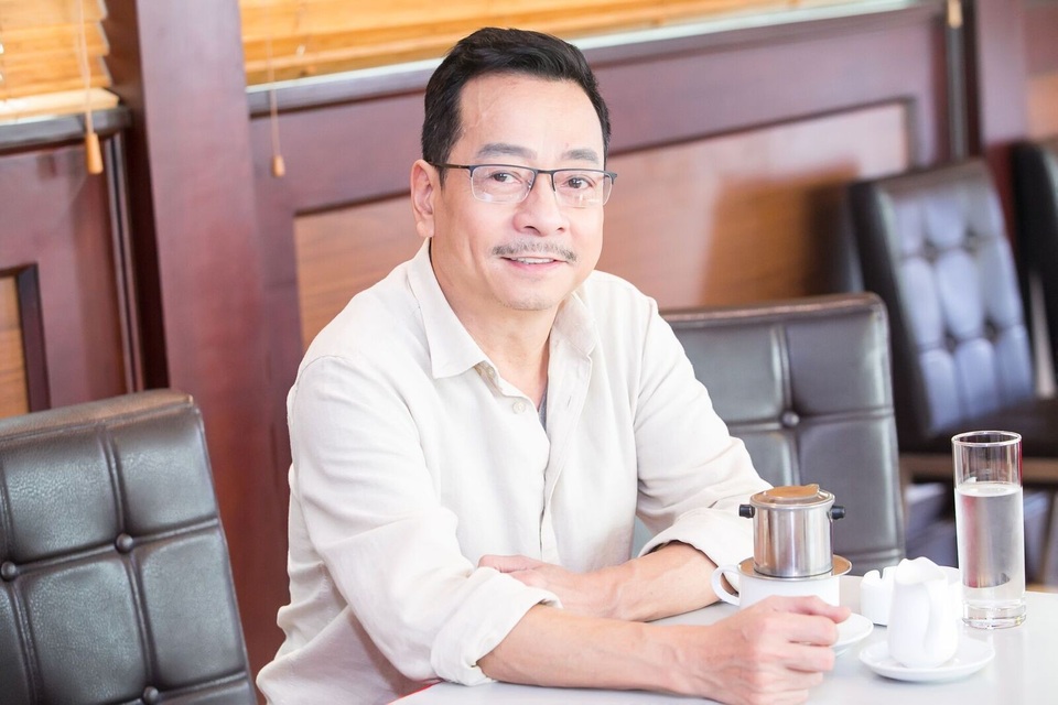 “Ông trùm” Phan Quân bàn về nhạc vàng, danh ca Chế Linh trà đá vỉa hè sáng sớm - 2 Ông trùm Phan Quân hào hứng vì được thần tượng một thời.