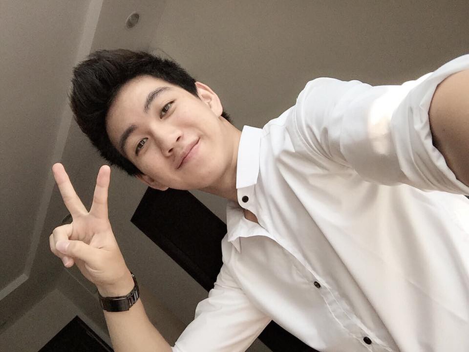 “Hot boy” Kinh tế đẹp trai, hát hay, đàn giỏi được nhiều cô gái thầm mến - 3 Cậu là soái ca sơ mi trắng trong mắt của các nữ sinh.