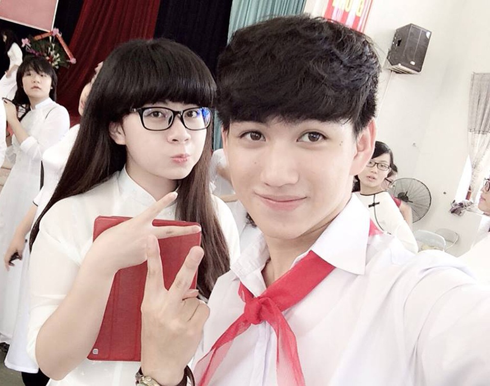 “Hot boy” Kinh tế đẹp trai, hát hay, đàn giỏi được nhiều cô gái thầm mến - 2 Từ khi còn học phổ thông, Ngọc Lâm đã đẹp trai, dễ thương như thế này